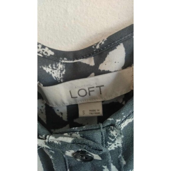 Ann Taylor Loft | Grey White Geometric Flowy Business Casual Blouse Size Small - Picture 2 of 5